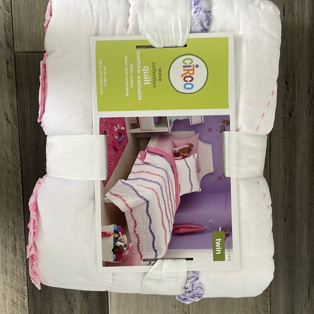 Brand New Circo Girls Quilt Set 2 pc Twin Size Wave Collection Pink Purple White